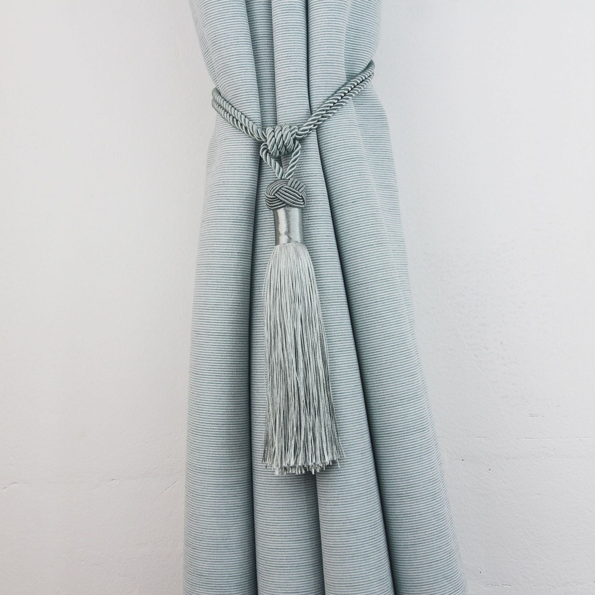 Minimalist zamonaviy parda bog'ich, teshik ochmasdan oson o'rnatilishi mumkin bo'lgan bitta qismdan iborat. Yotoqxona, yashash xonasi yoki har qanday uy bezak muhitida pardalarni bog'lash uchun zamonaviy va funksional aksessuar.