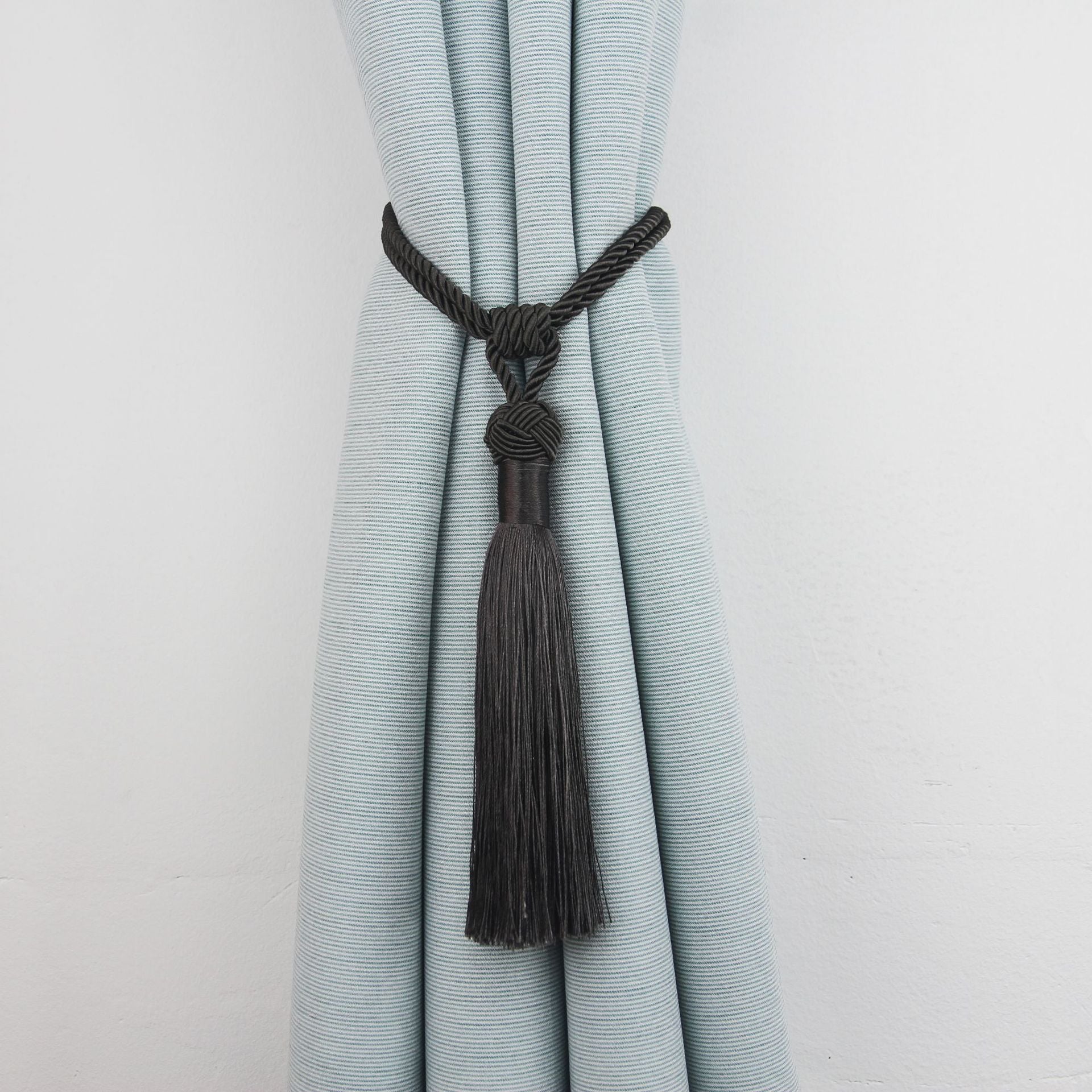 Minimalist zamonaviy parda bog'ich, teshik ochmasdan oson o'rnatilishi mumkin bo'lgan bitta qismdan iborat. Yotoqxona, yashash xonasi yoki har qanday uy bezak muhitida pardalarni bog'lash uchun zamonaviy va funksional aksessuar.