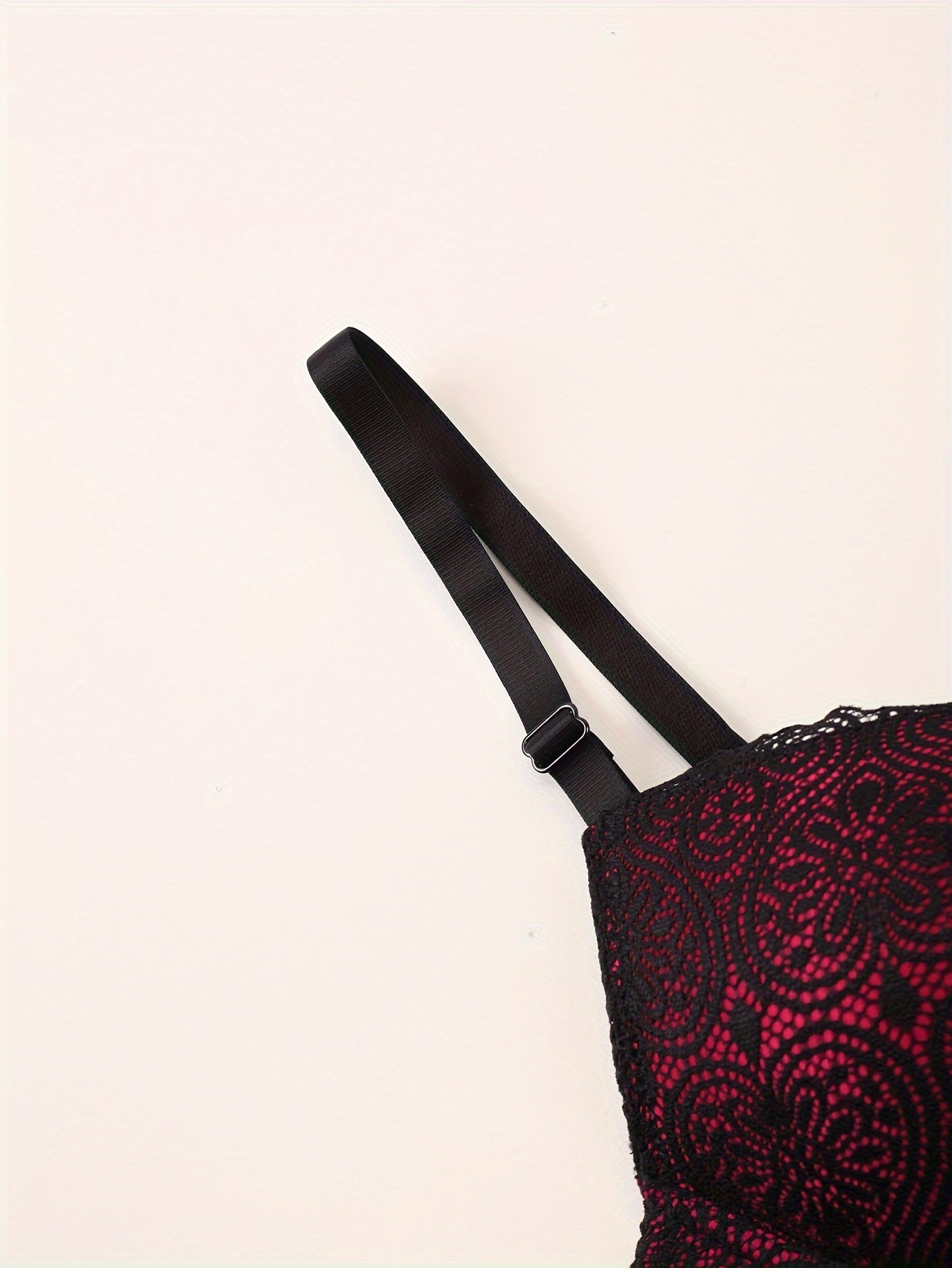 Lace bralet va ichki shimlar vs. ko'taruvchi bralet, bog'ich va rangli blokli thong to'plami ayollar uchun.