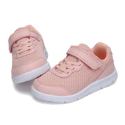 Qizlar uchun to'rli pastki dizaynga ega, bog'ichli, tashqi o'yinlar uchun kauchuk taglikka ega bo'lgan pushti yengil sport krossovkalari. Bahor va kuz uchun ideal, qizlar poyabzal kolleksiyasining bir qismi.