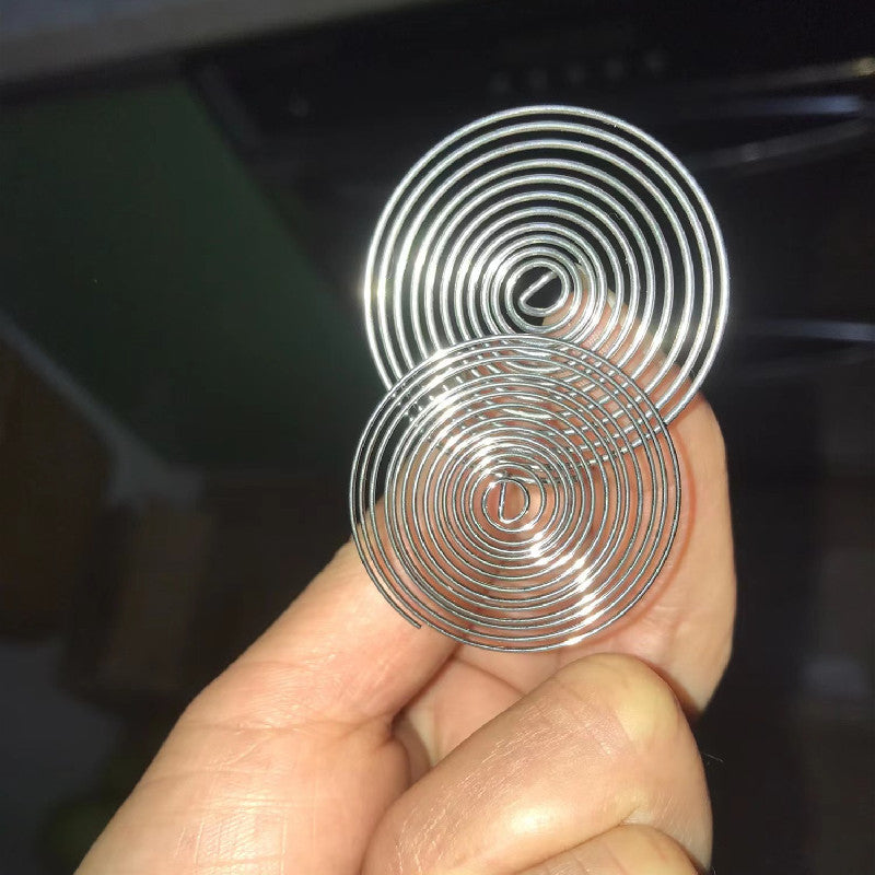 Одна прочная пружинная фильтрация для носика чайника из нержавеющей стали, идеально подходит для фильтрации чая. Этот кухонный инструмент является портативным аксессуаром для чайной посуды, который включает в себя насадку для удобного заваривания чая.