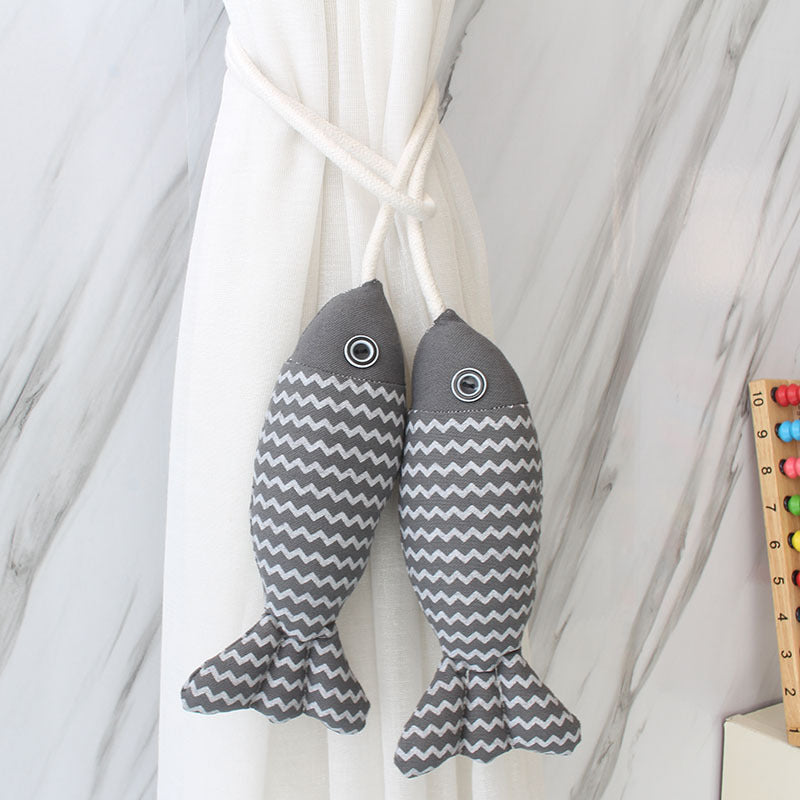 Шторы с завязками в виде больших рыб в скандинавском стиле для удержания штор на месте в гостиной или спальне в качестве элемента домашнего декора.