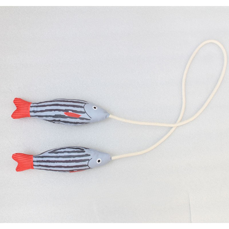 Шторы с завязками в виде больших рыб в скандинавском стиле для удержания штор на месте в гостиной или спальне в качестве элемента домашнего декора.