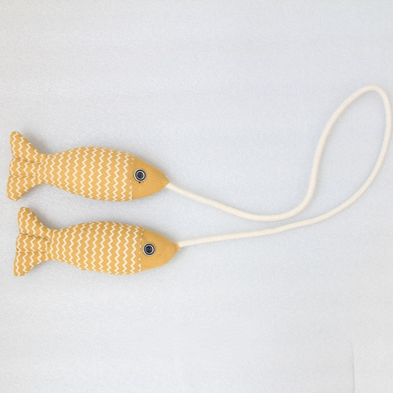 Шторы с завязками в виде больших рыб в скандинавском стиле для удержания штор на месте в гостиной или спальне в качестве элемента домашнего декора.