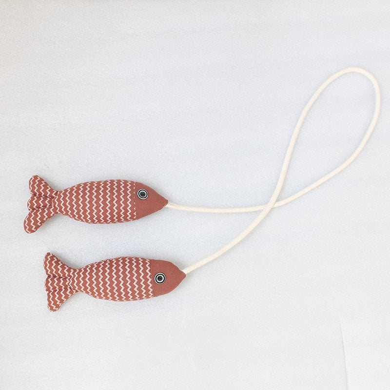 Шторы с завязками в виде больших рыб в скандинавском стиле для удержания штор на месте в гостиной или спальне в качестве элемента домашнего декора.