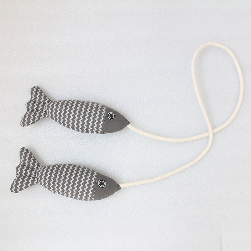 Шторы с завязками в виде больших рыб в скандинавском стиле для удержания штор на месте в гостиной или спальне в качестве элемента домашнего декора.