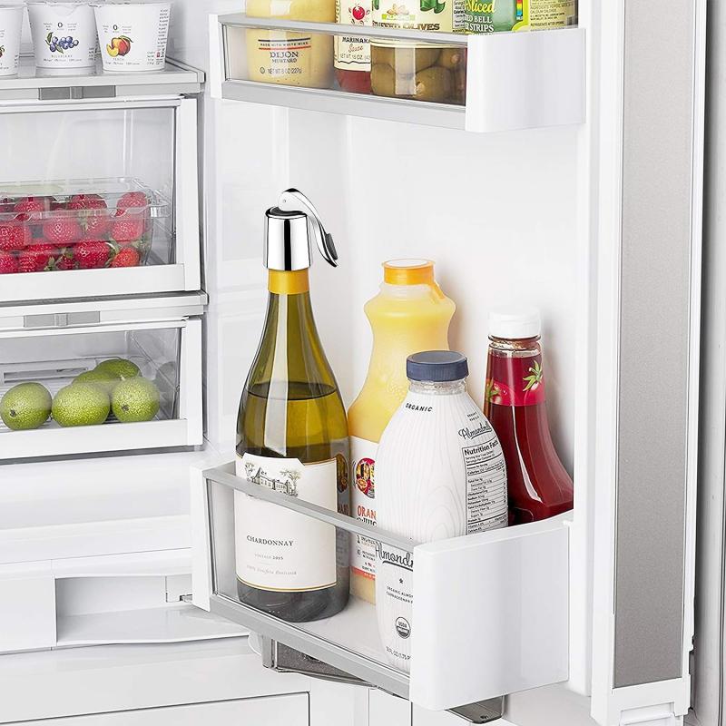 Naychali po'lat vino shishasi to'plami, yangi, qayta ishlatiladigan muhr uchun silikon muhr bilan. Vino saqlash uchun ideal sovg'a to'plami.