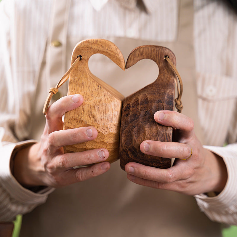 Qo'l bilan tayyorlangan akatsiya yog'ochidan yasalgan qahva piyolalari, arqon tutqichi bilan, lagerda va oshxonada foydalanish uchun mukammal.