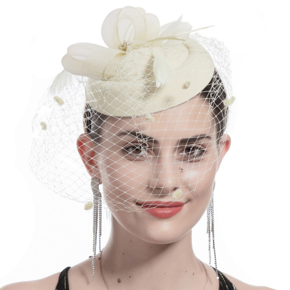 Ayollar uchun vintage qushqo‘nmas va tarmoq shlyapa bilan bezatilgan gullar va kichik shlyapa aksessuari bilan bosh band