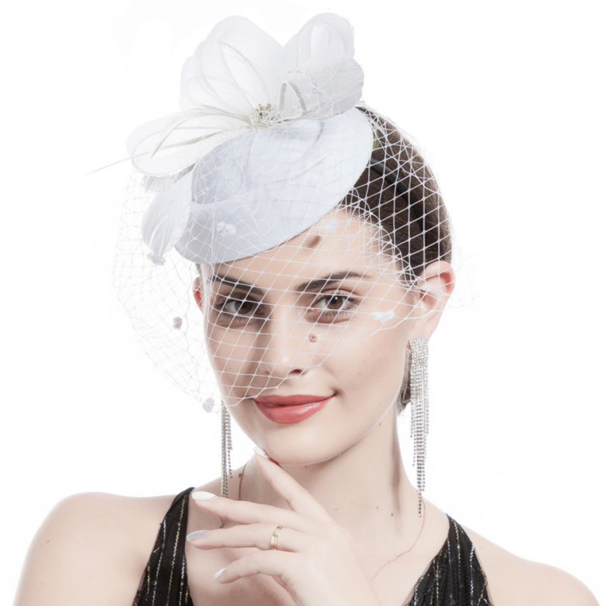 Ayollar uchun vintage qushqo‘nmas va tarmoq shlyapa bilan bezatilgan gullar va kichik shlyapa aksessuari bilan bosh band