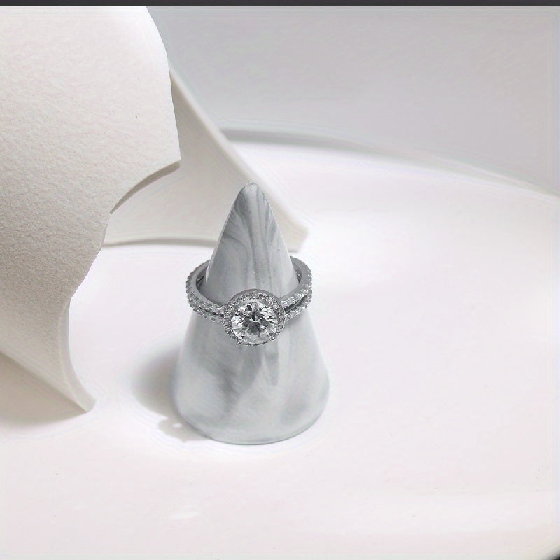 2-каратные кольца для стекирования из Моиссанита, выполненные из серебра 925 пробы, с модным дизайном в виде гало. Идеально подходят для помолвок или свадеб, это ювелирное изделие высокого качества поставляется с сертификатом и подарочной коробкой.