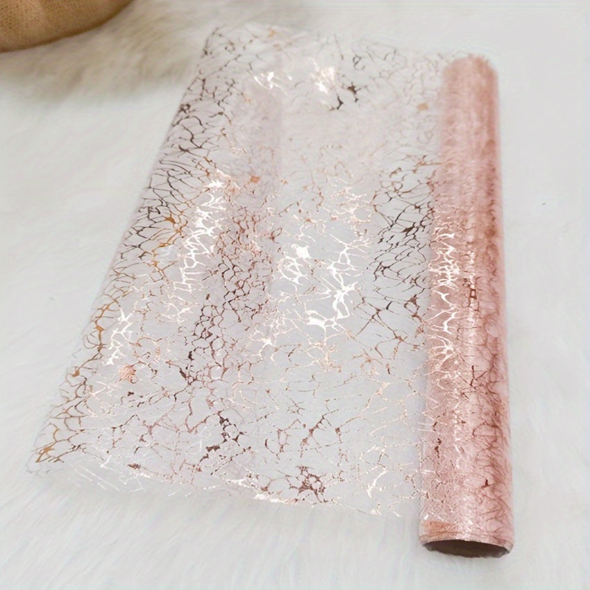 Turli tadbirlar uchun metall to'r dizayni bilan oltin folga stol qoplamasi.