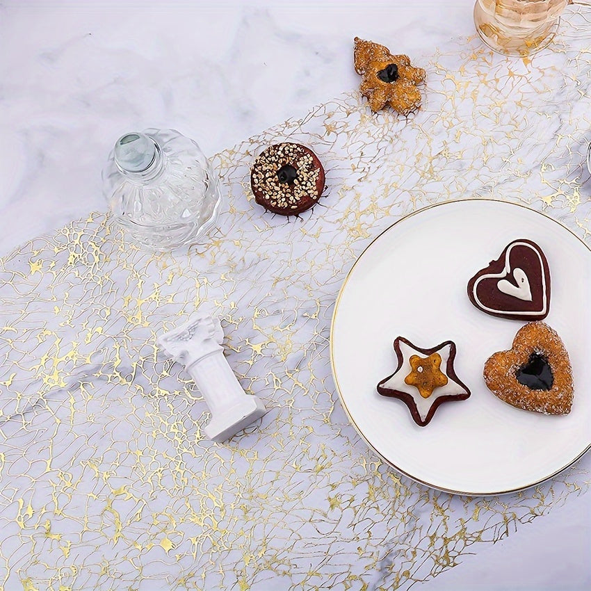 Turli tadbirlar uchun metall to'r dizayni bilan oltin folga stol qoplamasi.