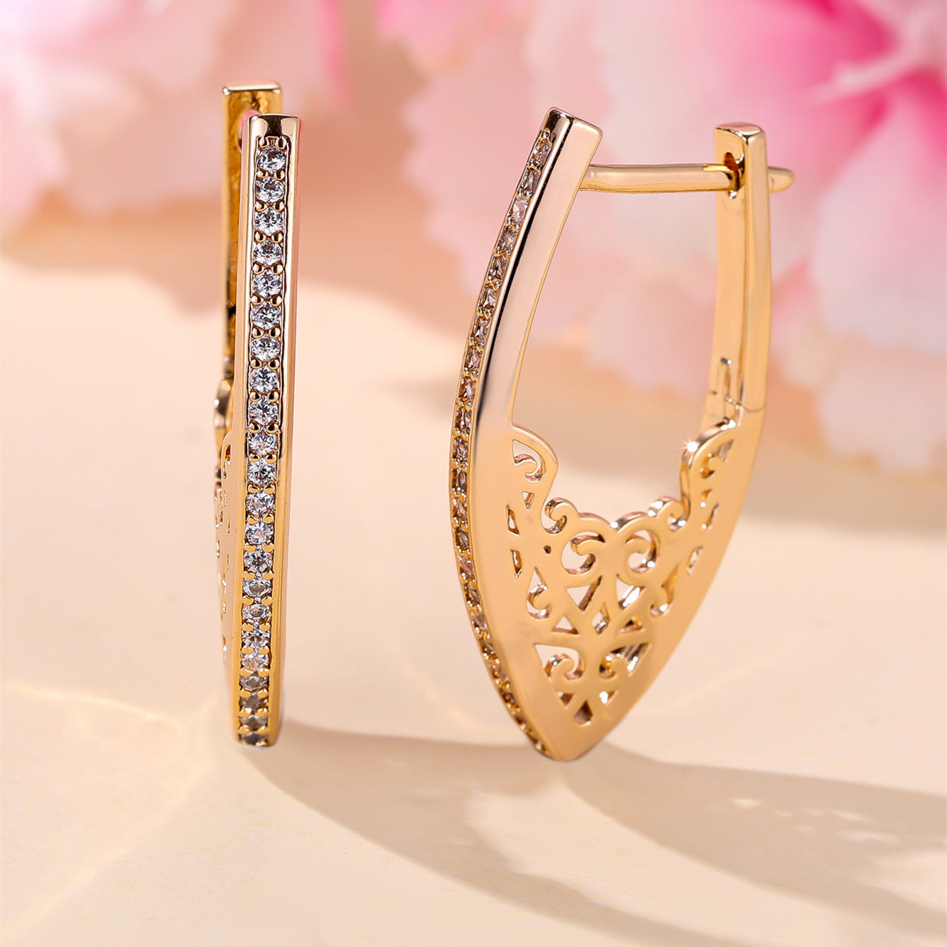 Minimalist V-shaklidagi bitta qatorli zirkoniy bezakli Huggie halqalar - Ayollar uchun porloq hashamatli zargarlik