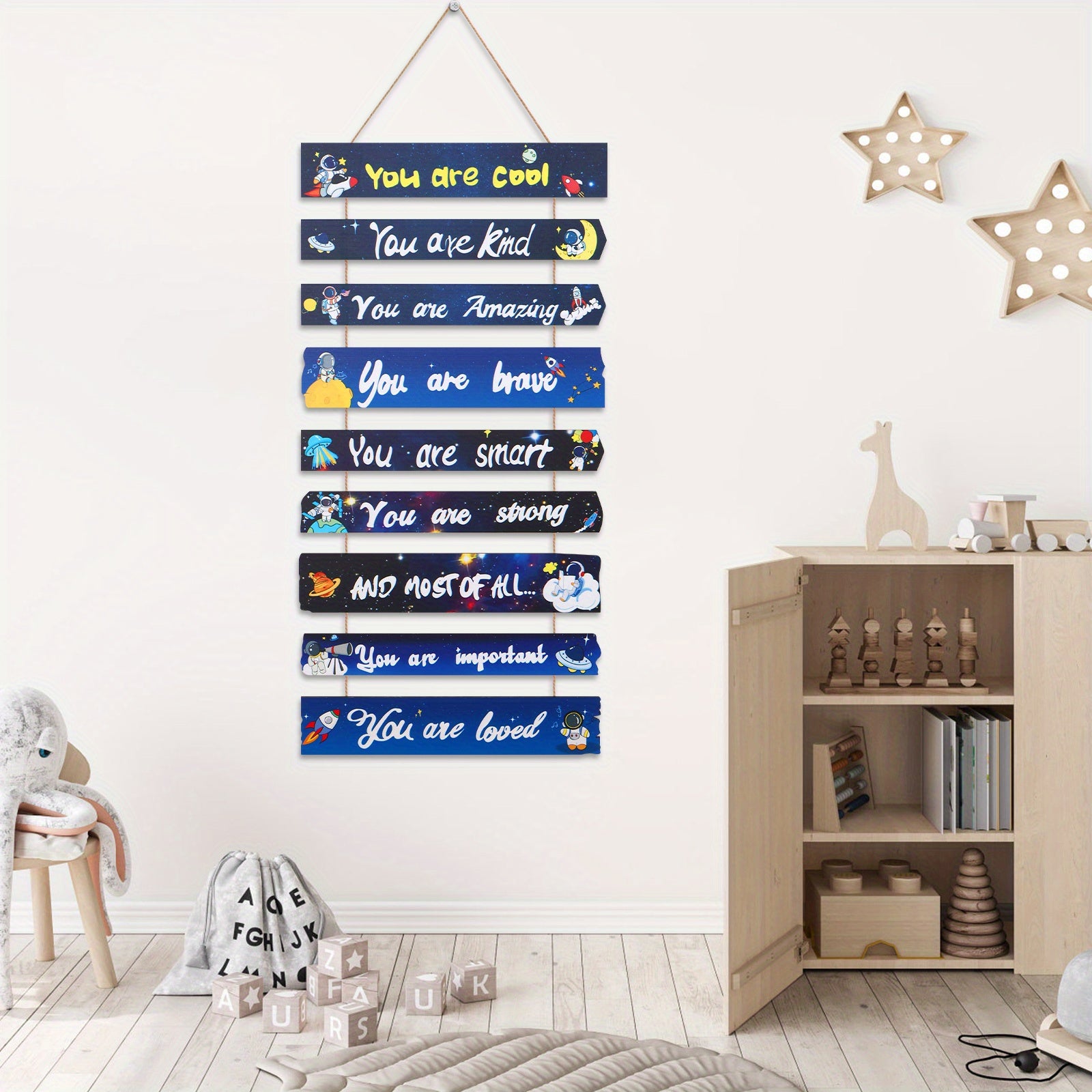 Arte de pared de madera con temática espacial con citas vibrantes y diseños de corazones para dormitorios, guarderías y aulas