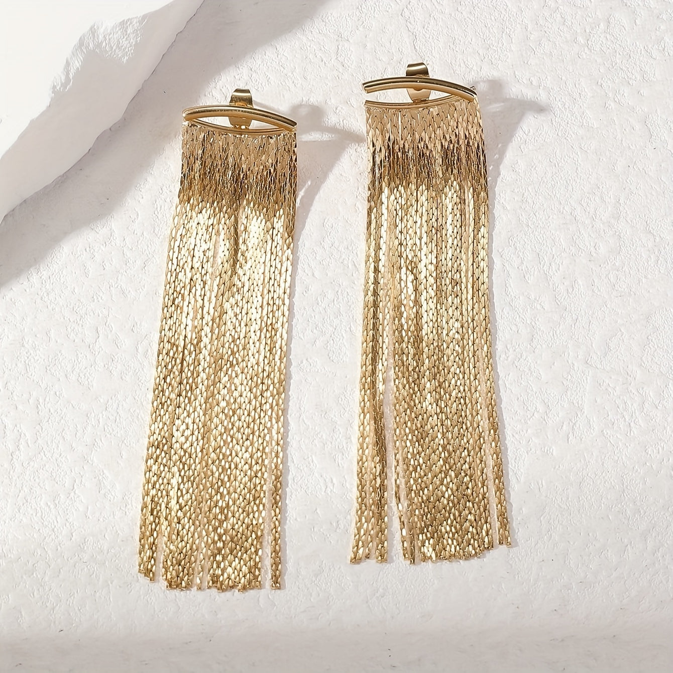 Ijodiy ayol quloq bezaklari, bu oddiy punk uslubidagi tassel osma bilaguzuklar har qanday noyob aksessuarlarni sevuvchi ayol uchun mukammal sovg'adir. Metall zanjirdan tayyorlangan bu bilaguzuklar har qanday kiyimga zamonaviy qo'shimcha hisoblanadi.