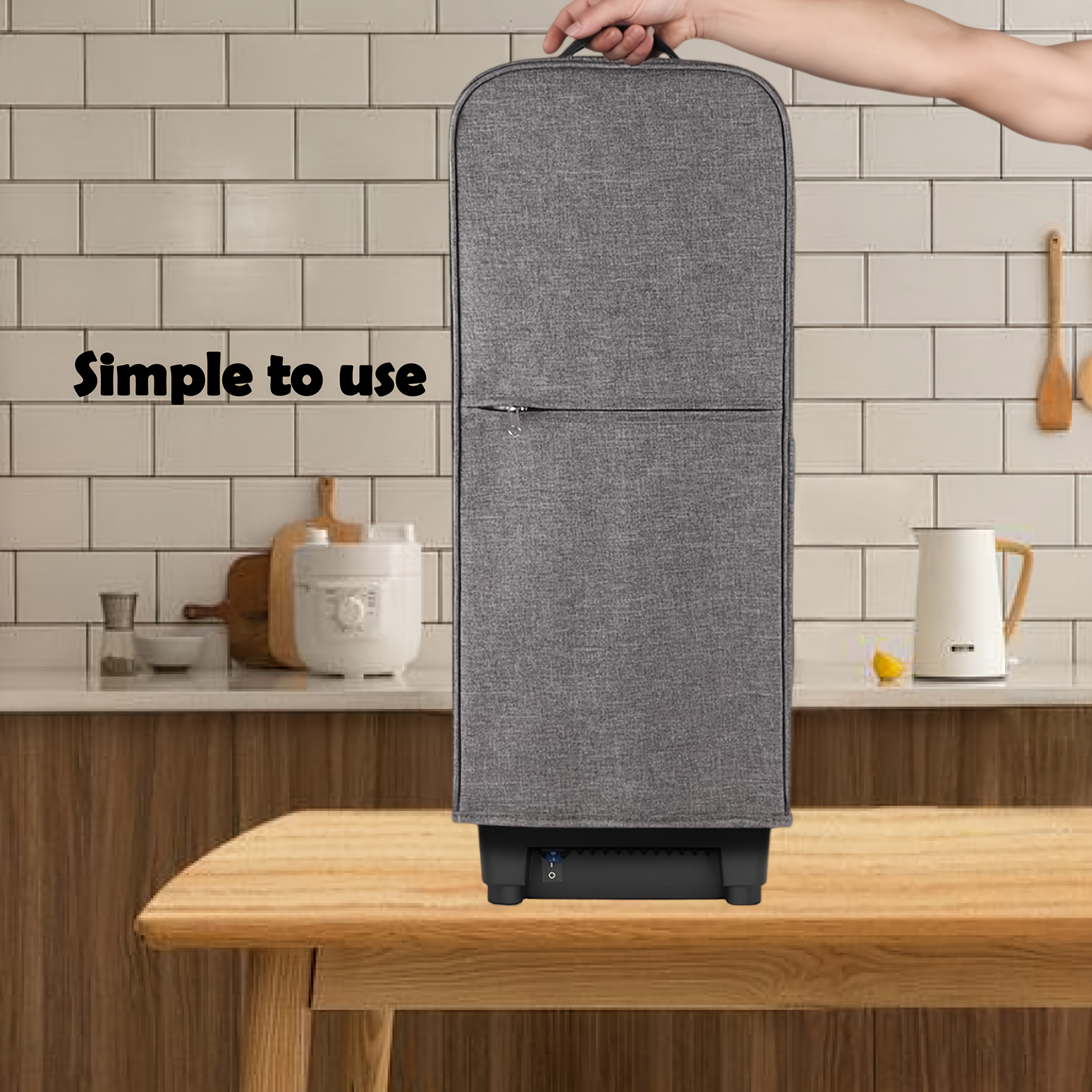 Защитите свой блендер Vitamix Classic 5200 с помощью этого водонепроницаемого и пылезащитного чехла. Он совместим с домашними блендерами объемом 64 унции и изготовлен из ПВХ-материала, безопасного для контакта с не пищевыми продуктами.