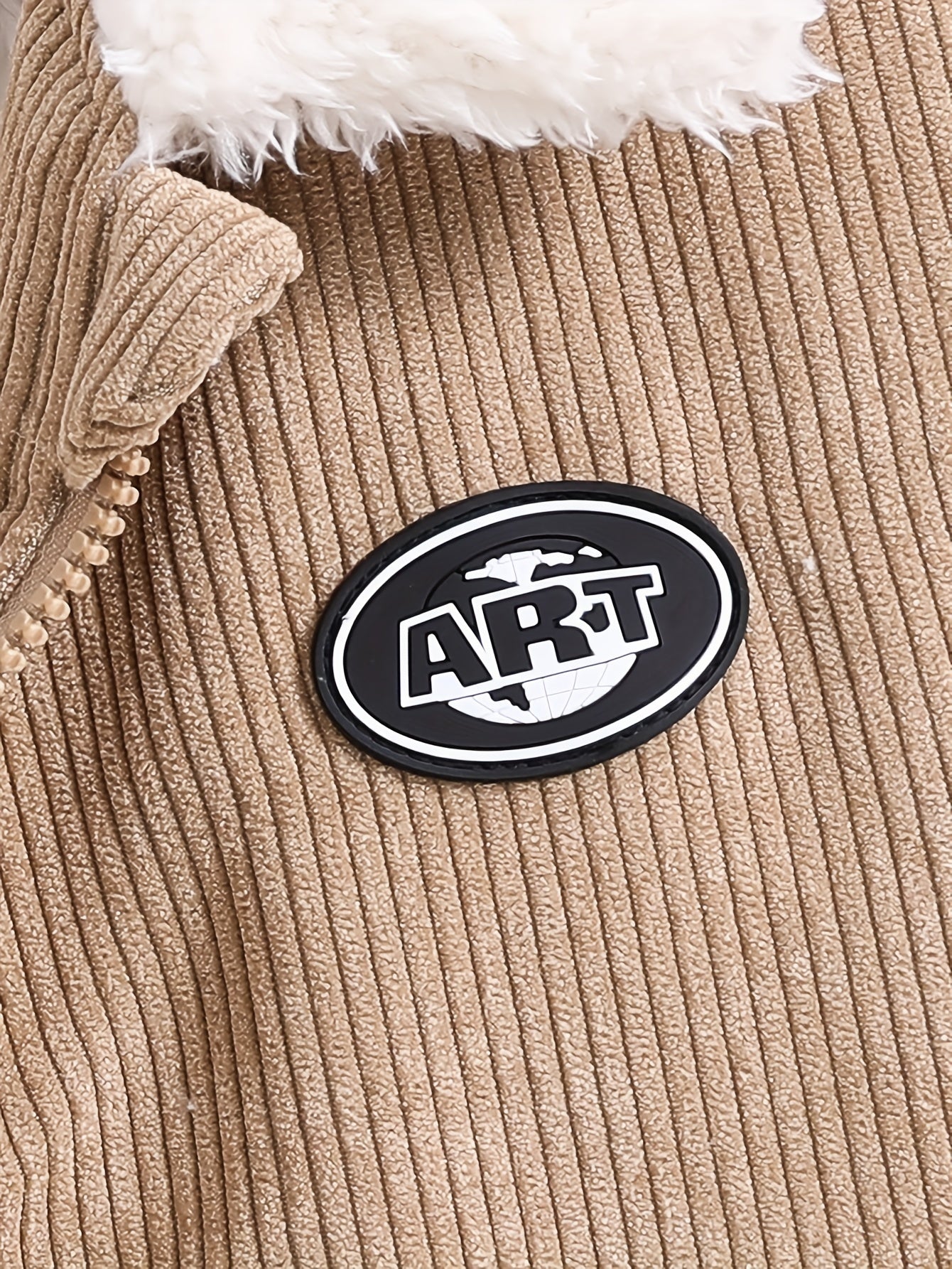 Тёплая куртка для мальчика с плотной флисовой подкладкой, идеальная для осенней и зимней уличной носки.