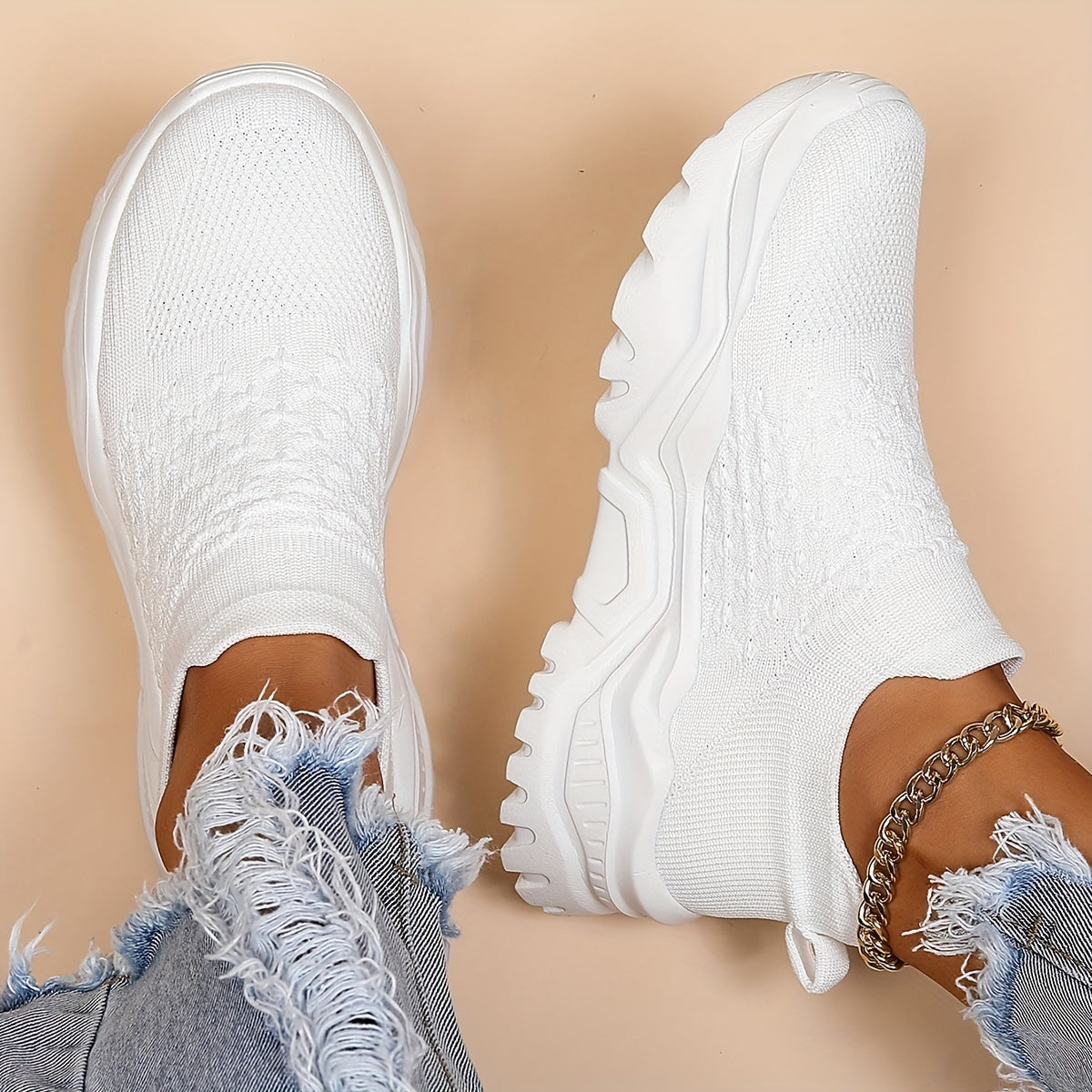 Ayollar uchun nafas oladigan tarmoqli slip-on krossovkalar oq rangda, kundalik sport poyabzali