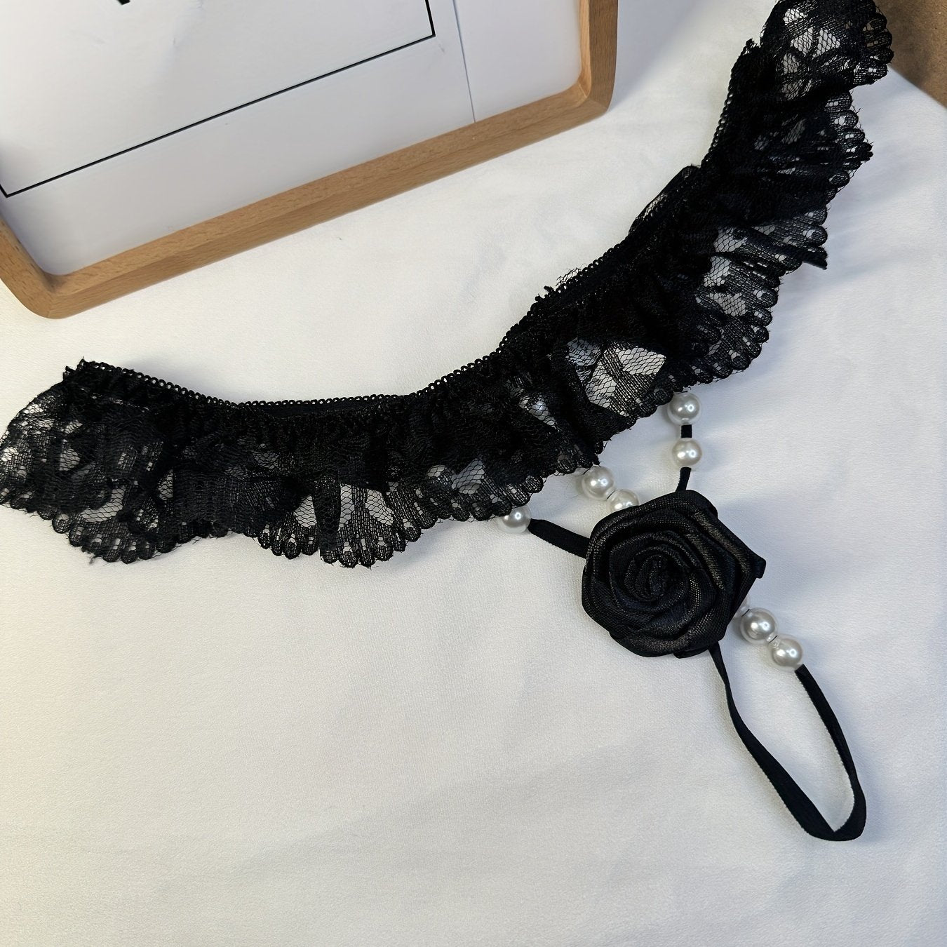 Yaltiroq marvaridli thong ichki kiyim, dantel tafsilotlari bilan, past bel, ayollar uchun romantik dizayn, sexy ichki kiyim.