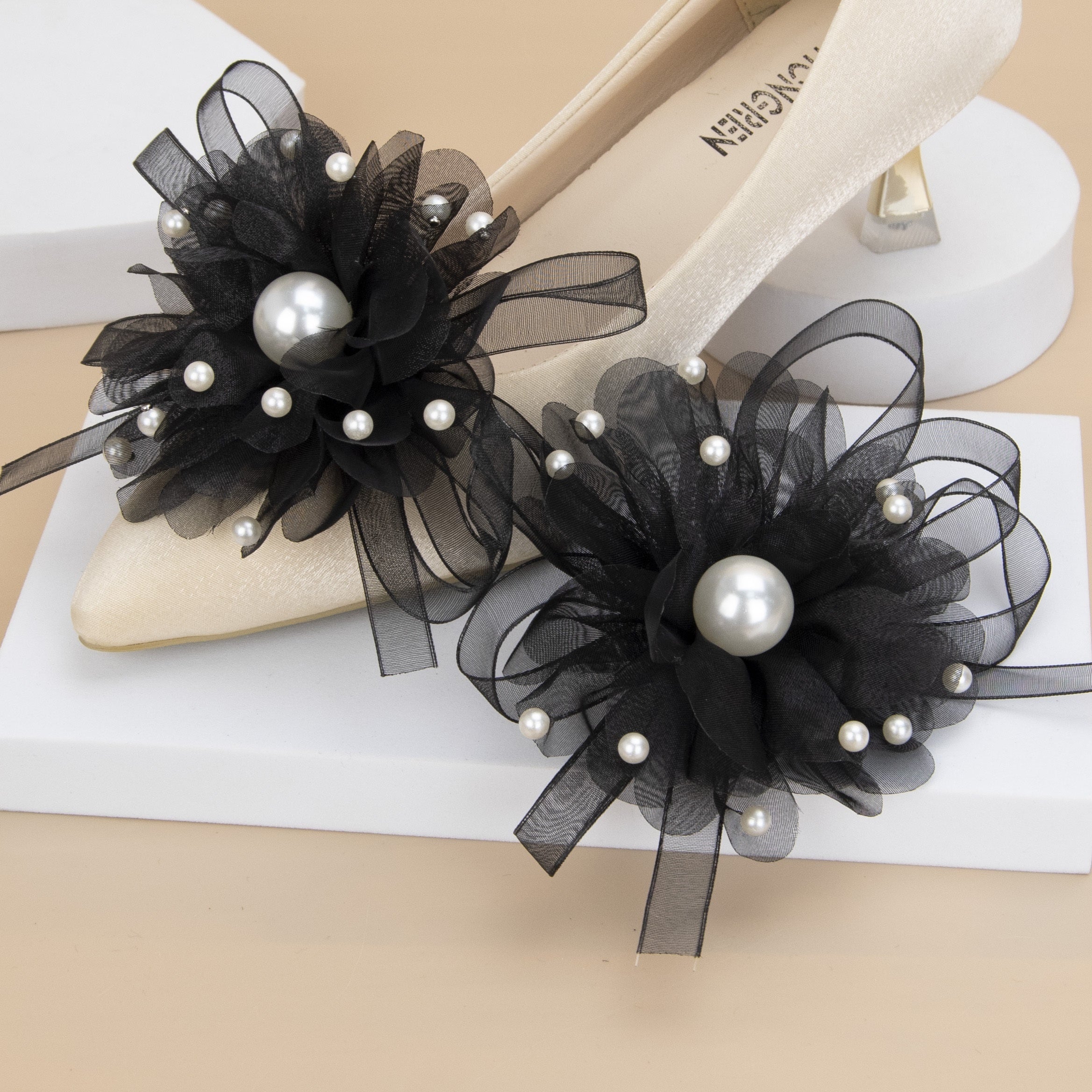 Ayollar uchun qora gullü incil bilan ajraladigan poyabzal kliplari, buklangan tül bilan bog‘langan qoqimli bow