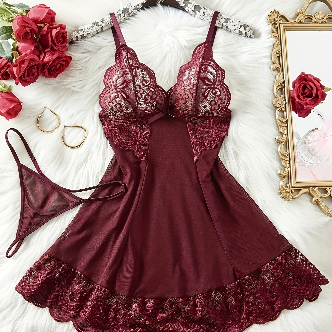 Ayollar uchun zamonaviy burgundi rangidagi dantelli ichki kiyim to'plami chuqur V-shaklidagi slip ko'ylak va thongdan iborat. Dantelli tafsilotlar bilan yarim shaffof polyesterdan tayyorlangan. Qo'l bilan yuvish mumkin.