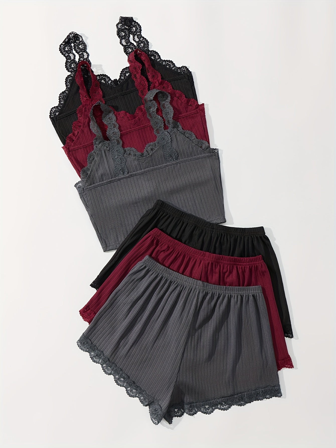 3-qismli dantel tikuvli lounge to'plami V-shaklidagi kamzuli bluzka va elastik belli shortlardan iborat bo'lib, ayollarning uyda kiyish va uxlash kiyimlari uchun mo'ljallangan.