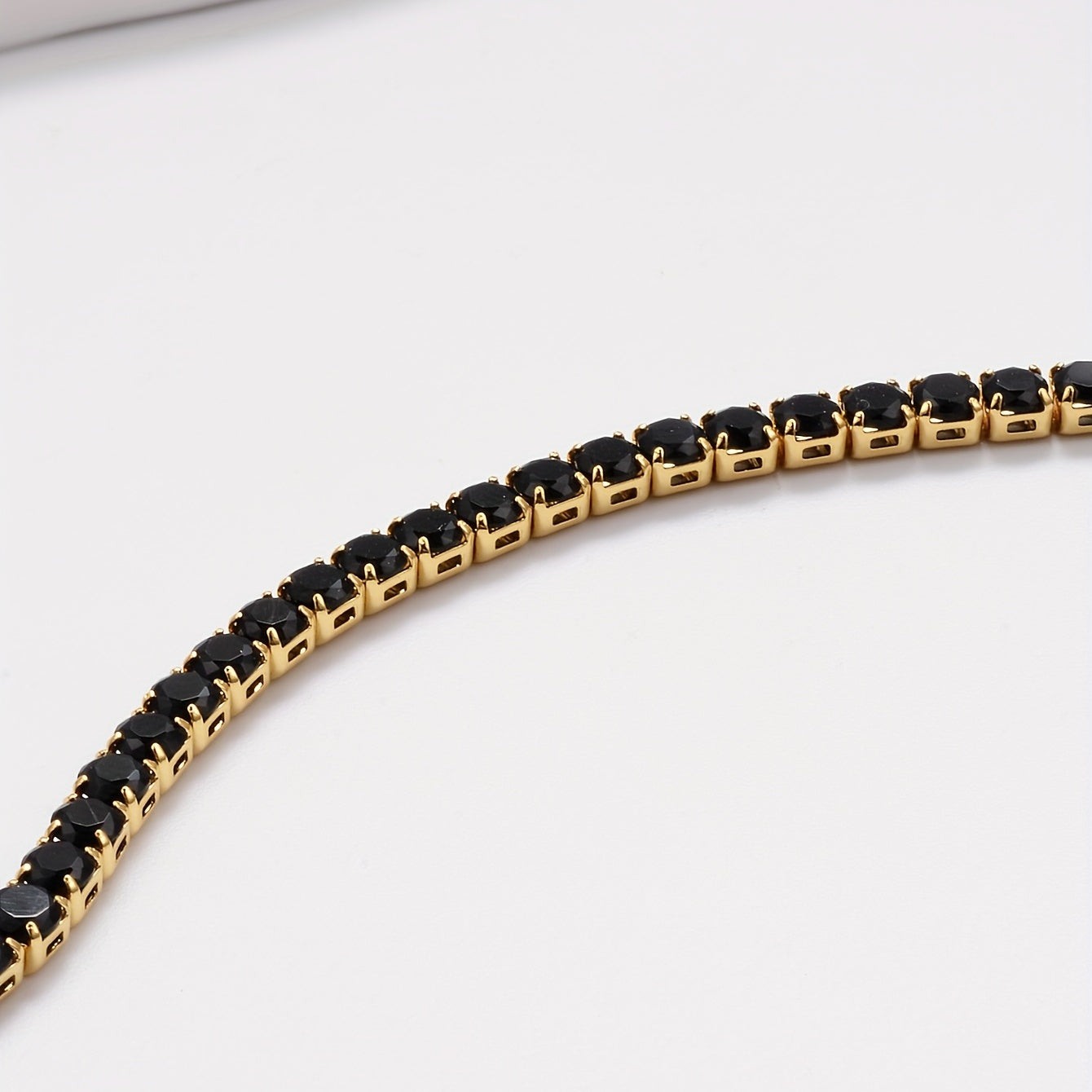 Zamonaviy shaxsiyatga ega ajoyib qora zirkoni zanjir bilaguzuk, 18K oltin bilan qoplangan klassik tennis bilaguzuk, ayollar va qizlar uchun ideal, yubiley yoki to'y zargarlik uchun mukammal.