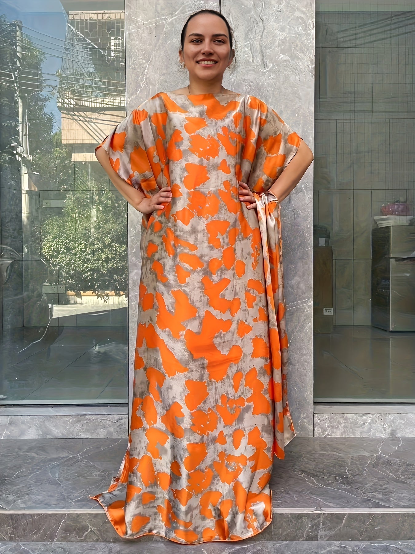 Ayollar uchun katta o'lchamli gullar bilan bosilgan tunik kiyiqi, sharf bilan, qisqa qo'lli, kundalik uzun kiyiq