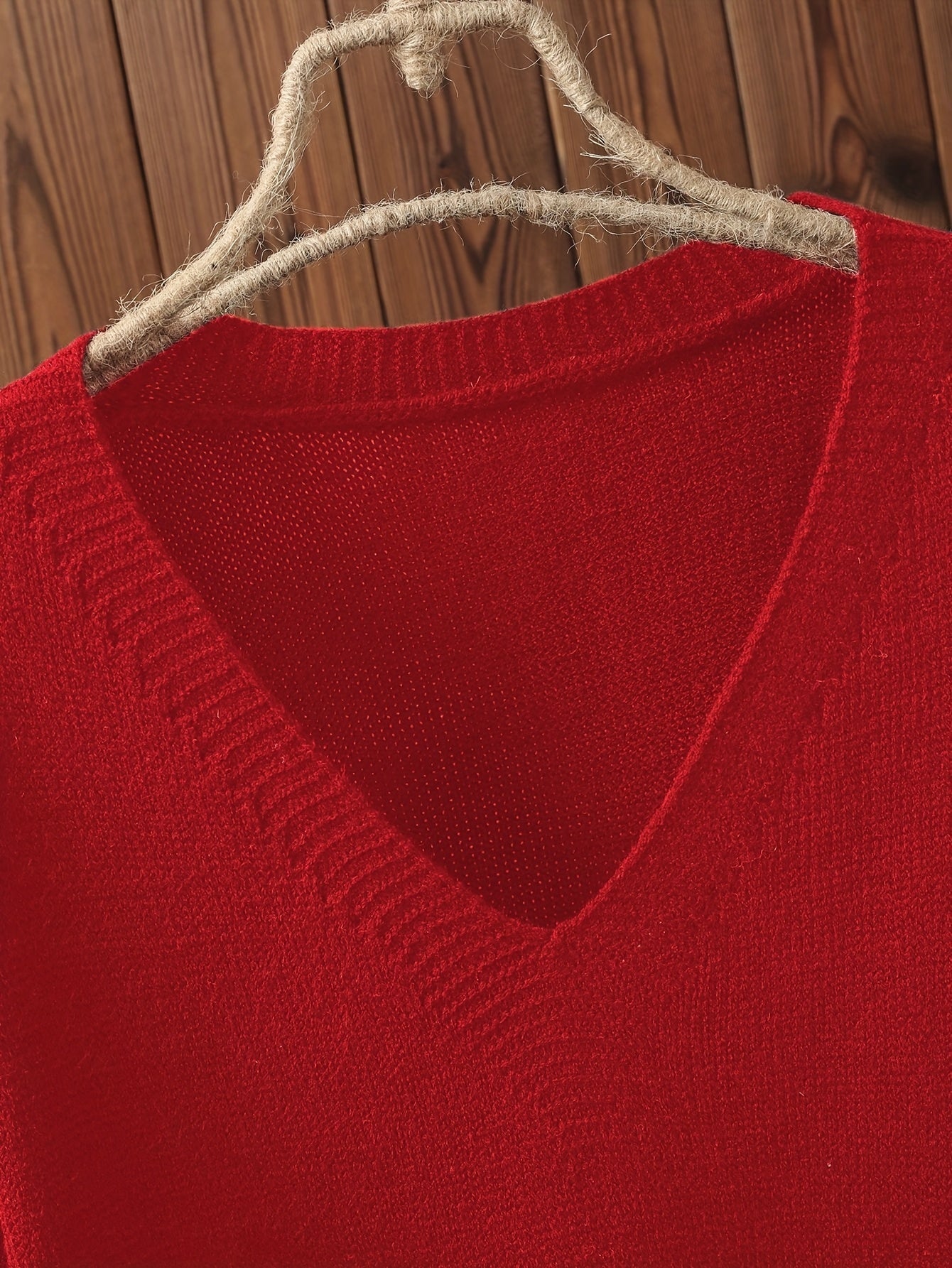 Katta o'lchamdagi ayollar uchun yirtqichlari bo'lgan bir rangli V-yuqori pullover.