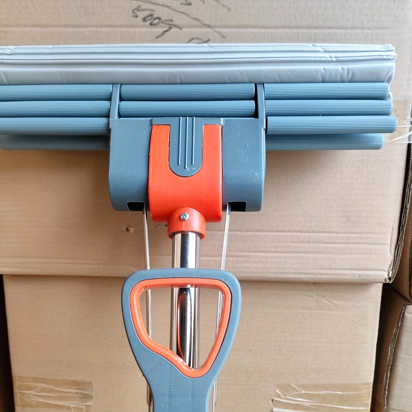 Naycha tutqichi bilan g'ovakli rolikli mopa, suvni singdiruvchi g'ovak bosh, plitka va pol tozalash uchun ideal, zaruriy uy tozalash vositasi