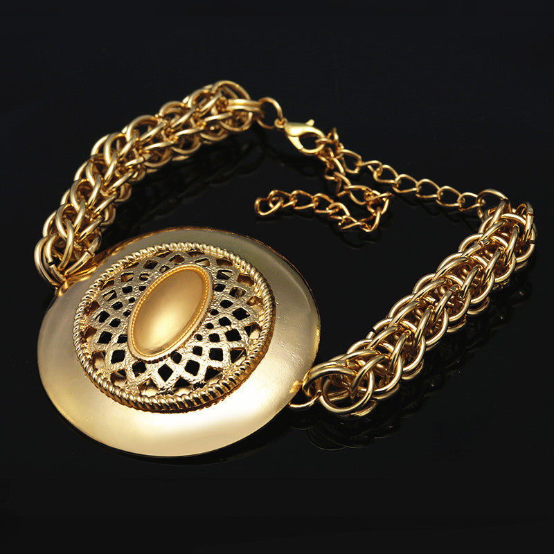 An'anaviy kelin zargarlik to'plami bir juft taqinchoq, bir marjon, bir bilaguzuk va bir uzukdan iborat bo'lib, barchasi 18k oltin bilan qoplangan. To'y yoki nikoh uchun mukammal.