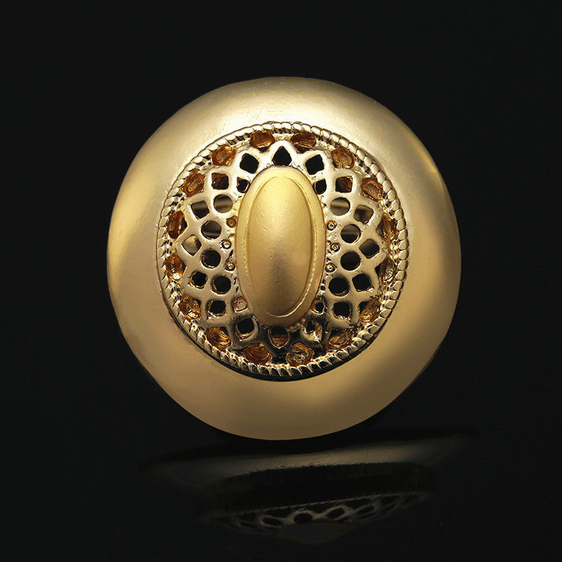 An'anaviy kelin zargarlik to'plami bir juft taqinchoq, bir marjon, bir bilaguzuk va bir uzukdan iborat bo'lib, barchasi 18k oltin bilan qoplangan. To'y yoki nikoh uchun mukammal.