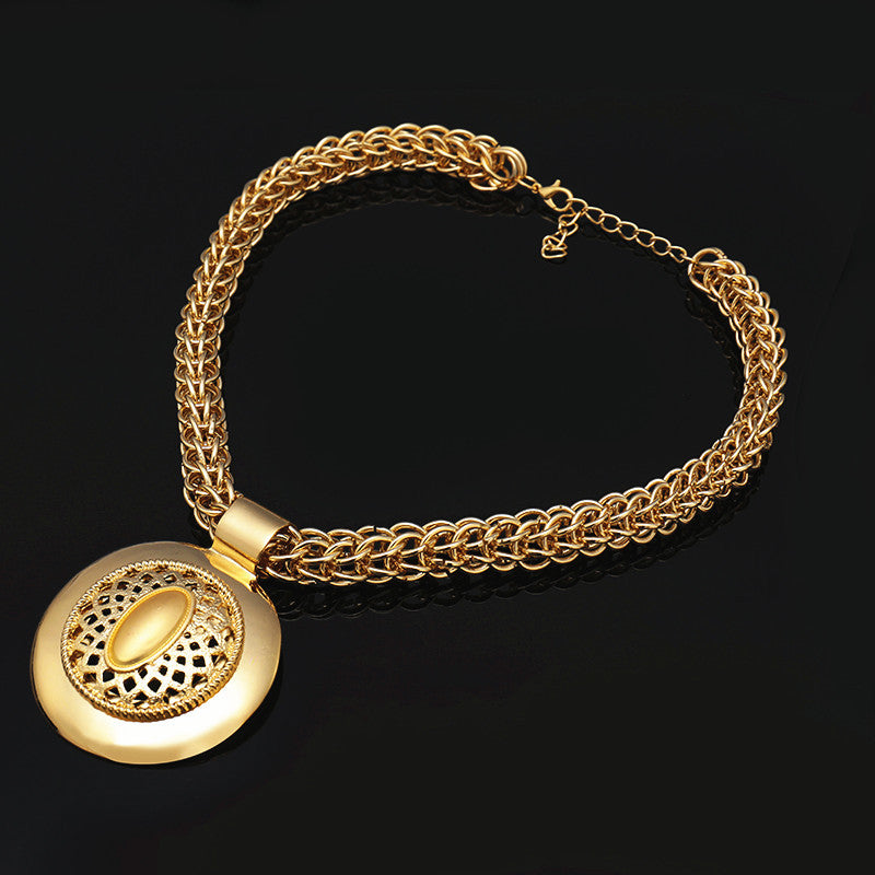 An'anaviy kelin zargarlik to'plami bir juft taqinchoq, bir marjon, bir bilaguzuk va bir uzukdan iborat bo'lib, barchasi 18k oltin bilan qoplangan. To'y yoki nikoh uchun mukammal.