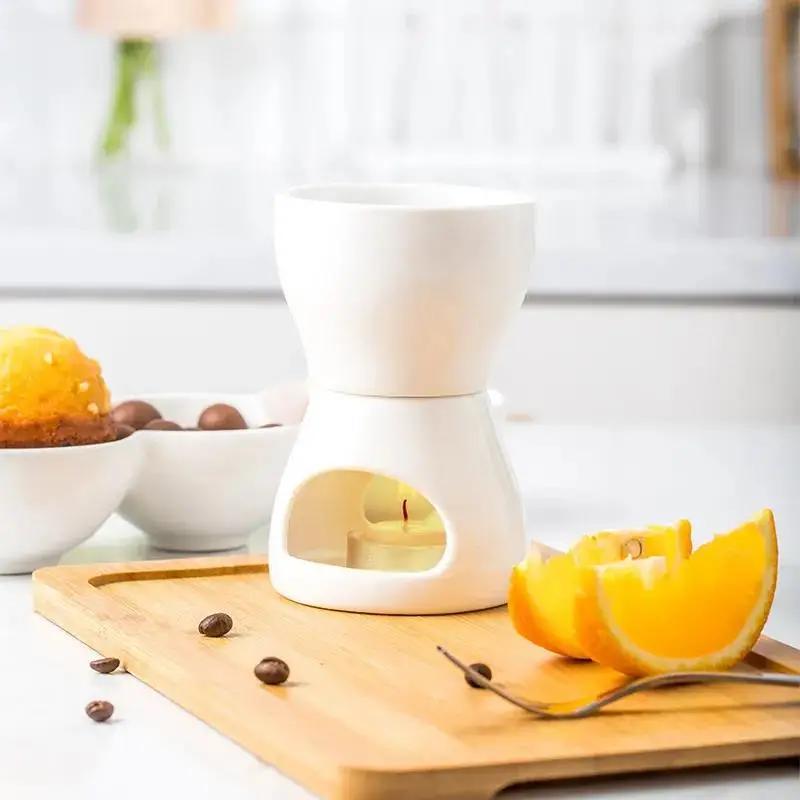 Kichik keramika fondyu to'plami - shokolad yoki pishloq eritish uchun ideal, ichida sham ushlagichi bilan - desertlarni taqdim etish uchun mukammal oshxona qo'shimchasi