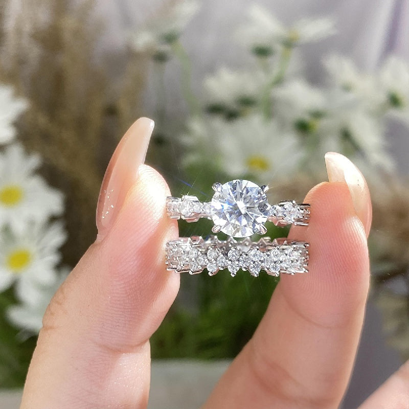 Zamonaviy 2-qismli Moissanite To'y Halqasi To'plami - 925 Sterling Silverdan tayyorlangan, Allergiyaga qarshi, Abadiy Dumaloq Kesim, To'ylar va Maxsus Tadbirlar uchun Ideal, Chiroyli Sovg'a Qutisida taqdim etilgan.