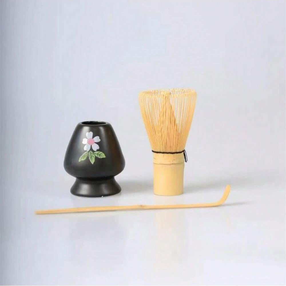 Juego de té de matcha con batidor de bambú, cuenco de cerámica, cucharita para la preparación tradicional del té