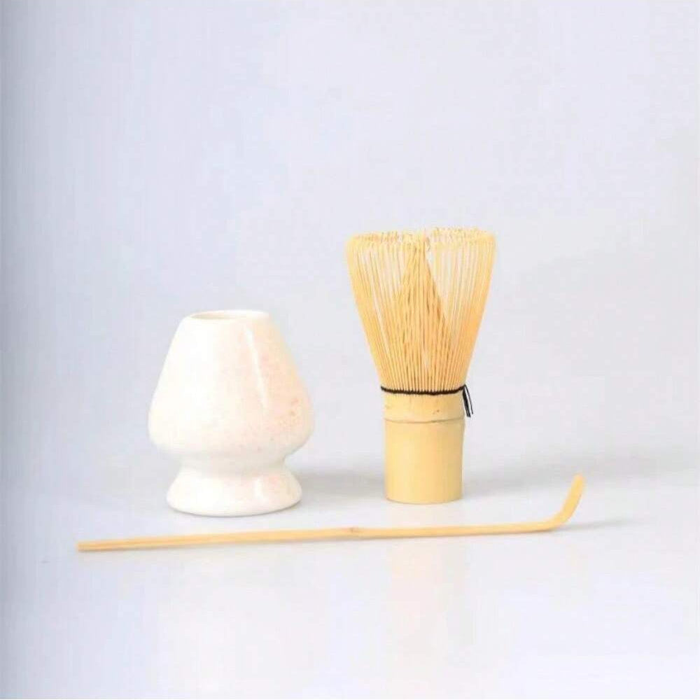 Juego de té de matcha con batidor de bambú, cuenco de cerámica, cucharita para la preparación tradicional del té