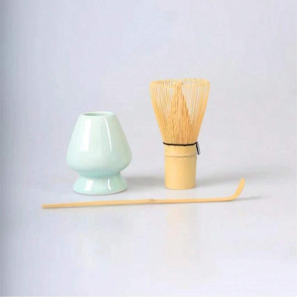 Juego de té de matcha con batidor de bambú, cuenco de cerámica, cucharita para la preparación tradicional del té