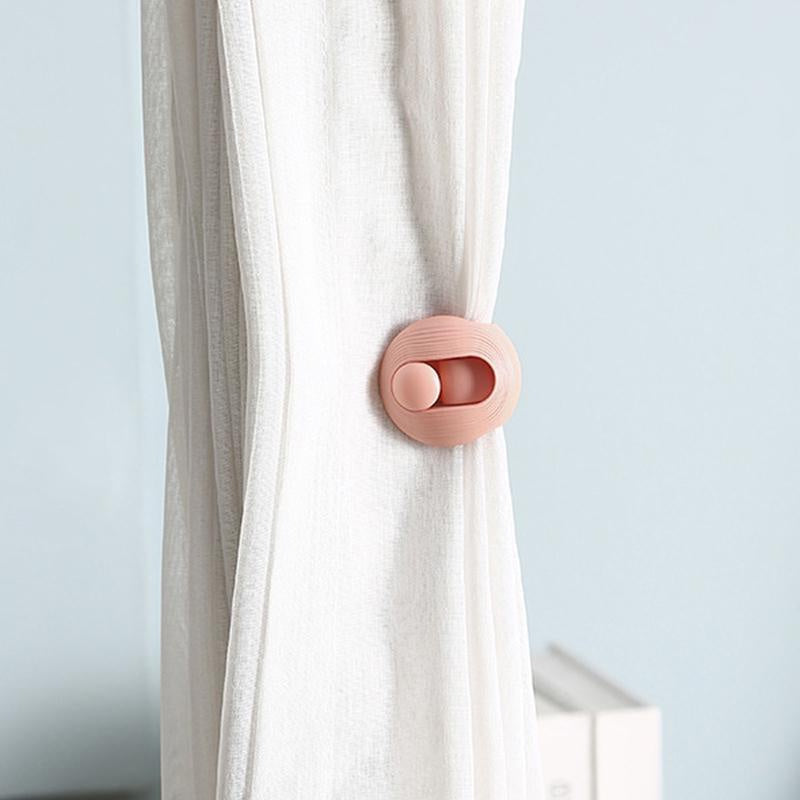 Ikki dona sirpanmaydigan yostiq tutgichlari - to'rtburchak tutqichlar, yotoq to'saklari va ko'rpa-to'saklarni mustahkam ushlab turish uchun. Ignasiz mahkamlagichlar turli ranglarda.