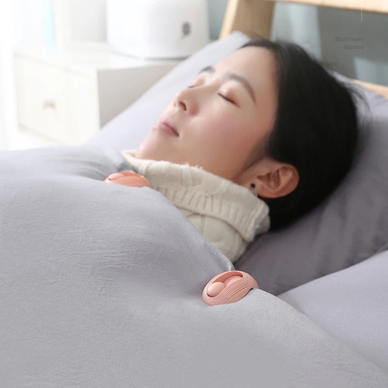 Ikki dona sirpanmaydigan yostiq tutgichlari - to'rtburchak tutqichlar, yotoq to'saklari va ko'rpa-to'saklarni mustahkam ushlab turish uchun. Ignasiz mahkamlagichlar turli ranglarda.