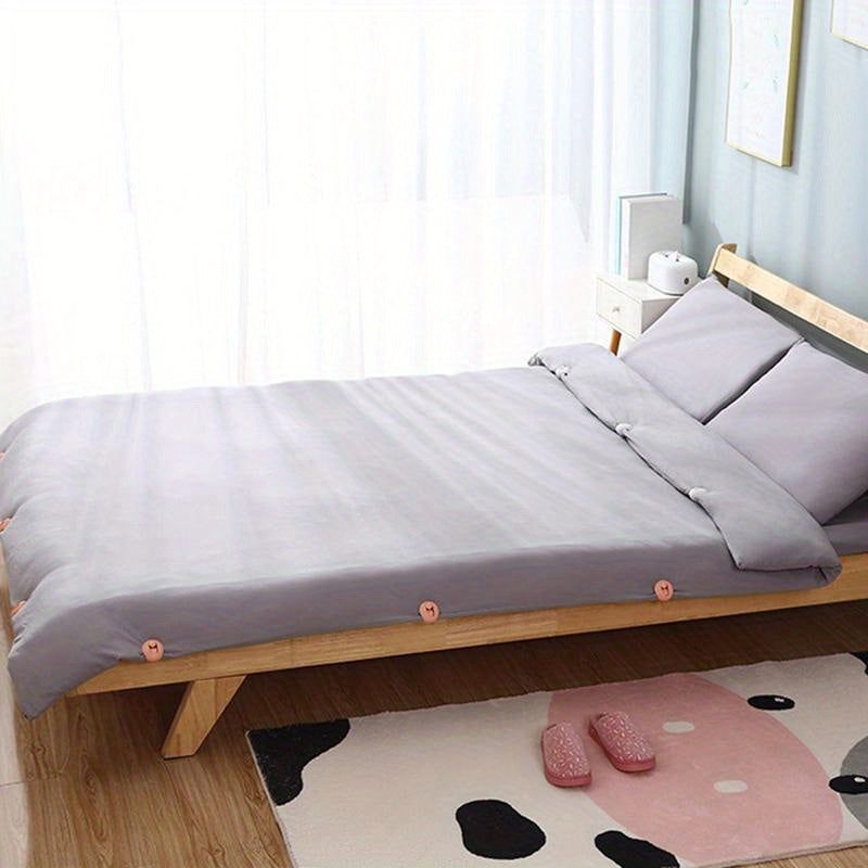 Ikki dona sirpanmaydigan yostiq tutgichlari - to'rtburchak tutqichlar, yotoq to'saklari va ko'rpa-to'saklarni mustahkam ushlab turish uchun. Ignasiz mahkamlagichlar turli ranglarda.