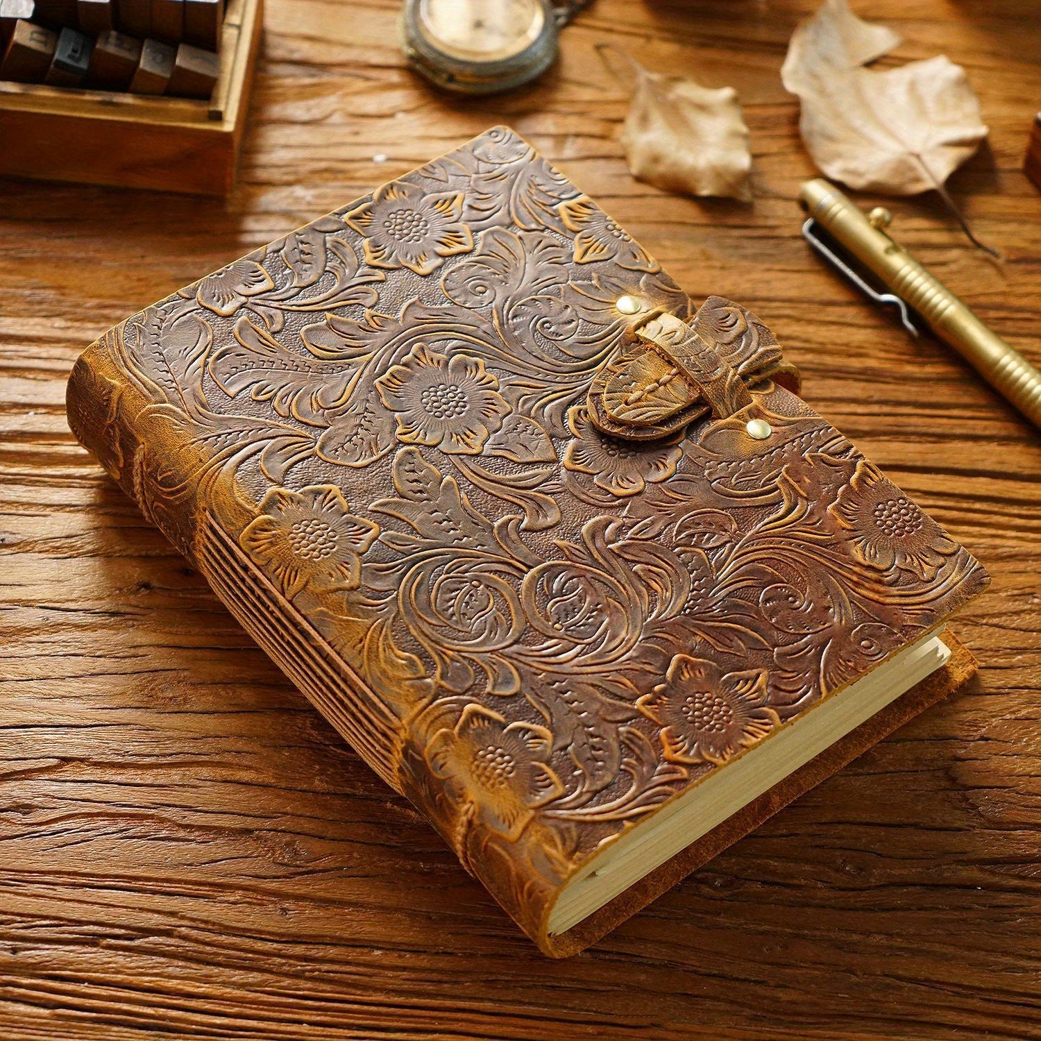 400 sahifali kraft qog'ozdan tayyorlangan qo'lda yasangan charm jurnal daftari. Sayohat yozuvlari va eskizlar uchun ideal. Vintage jigarrang dizayn, 19.05 sm x 13.97 sm. Erkaklar va ayollar uchun ajoyib sovg'a.