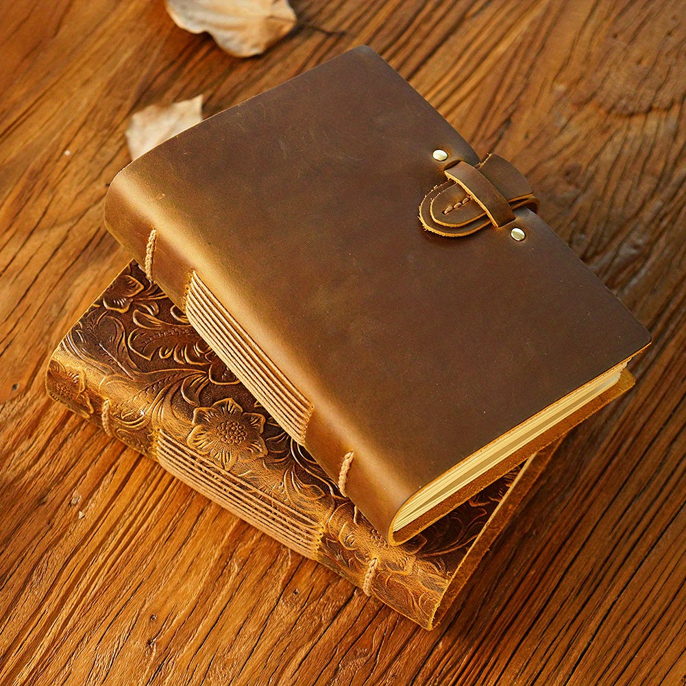 400 sahifali kraft qog'ozdan tayyorlangan qo'lda yasangan charm jurnal daftari. Sayohat yozuvlari va eskizlar uchun ideal. Vintage jigarrang dizayn, 19.05 sm x 13.97 sm. Erkaklar va ayollar uchun ajoyib sovg'a.