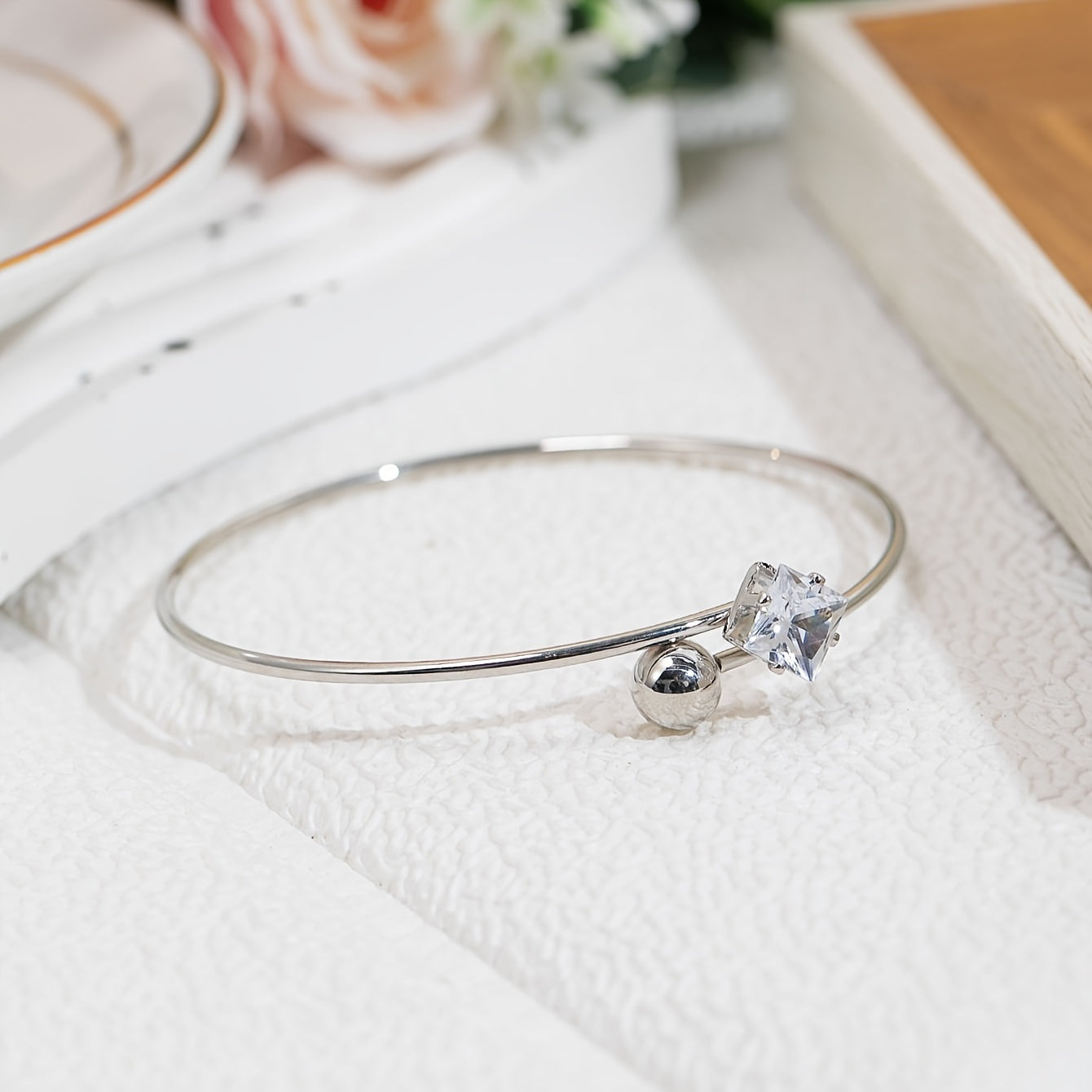 Uchburchak va Kubik Zirkon bilan toʻldirilgan mis alloy pardozini ushlab turuvchi, yashash xonasi yoki yotoqxona uchun