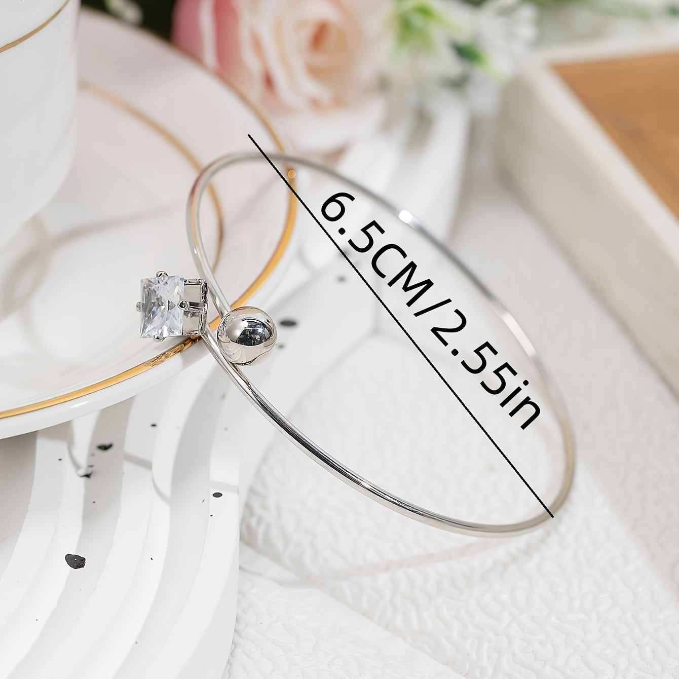 Uchburchak va Kubik Zirkon bilan toʻldirilgan mis alloy pardozini ushlab turuvchi, yashash xonasi yoki yotoqxona uchun