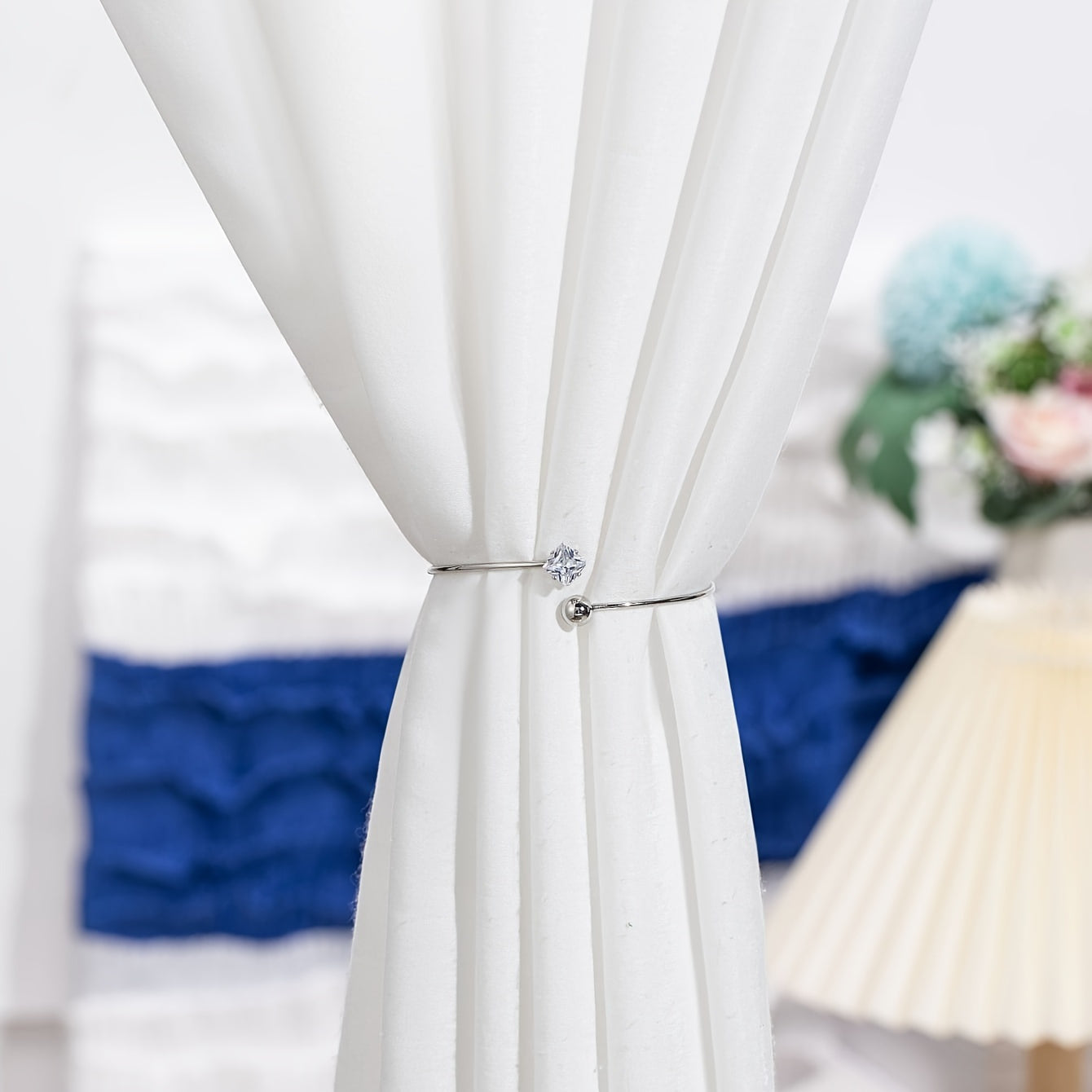 Украсьте свой дом этим элегантным держателем для штор из медного сплава с декором из шариков и кубического циркония. Идеально подходит для добавления нотки гламура в вашу гостиную или спальню, этот декоративный аксессуар обязательно улучшит любые шторы.