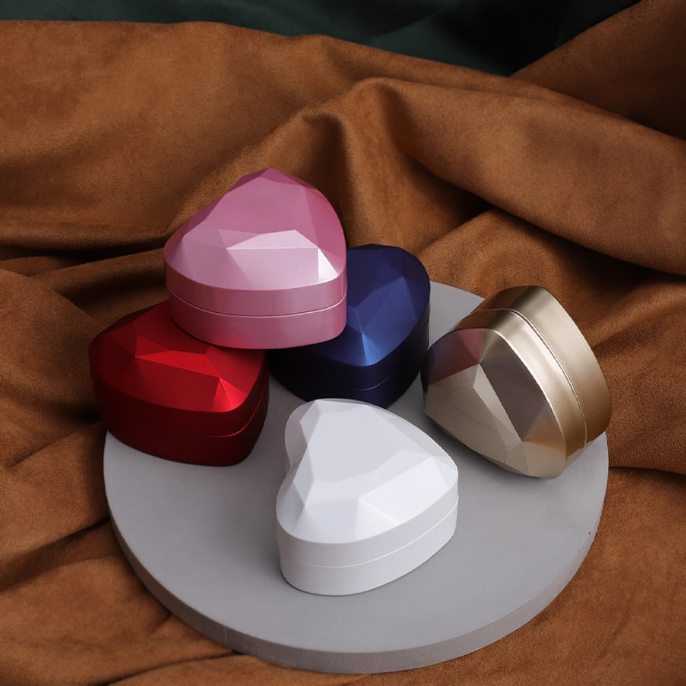 Caja de joyería en forma de corazón para anillos, colgantes y collares. Pequeño contenedor de regalo rosa para almacenamiento