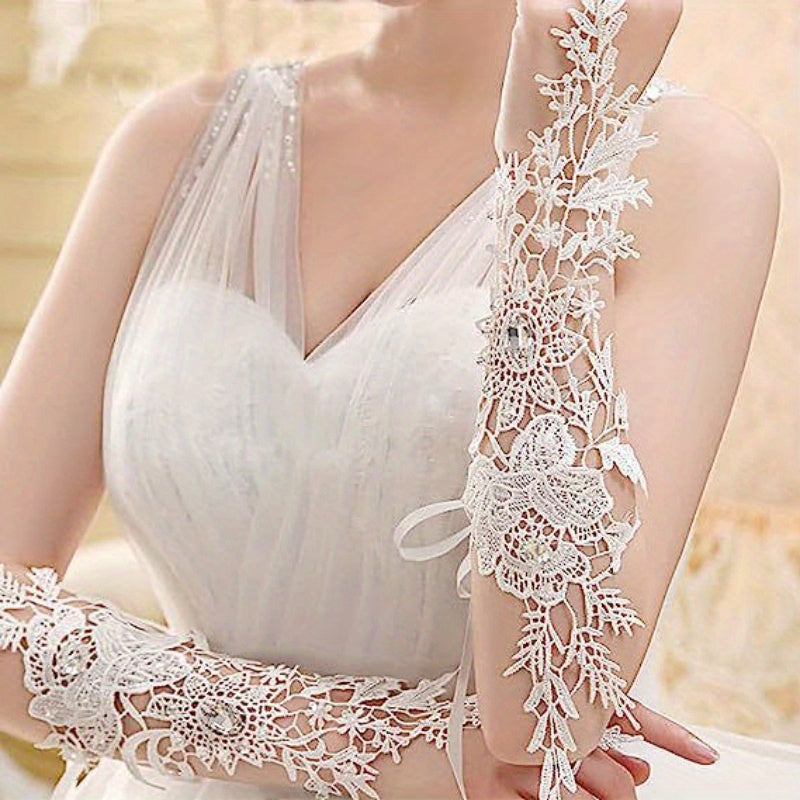 Ayollar uchun toʻqilgan nikoh qoʻllari, rhinestone aksentlari va bo'sh dizayni bilan