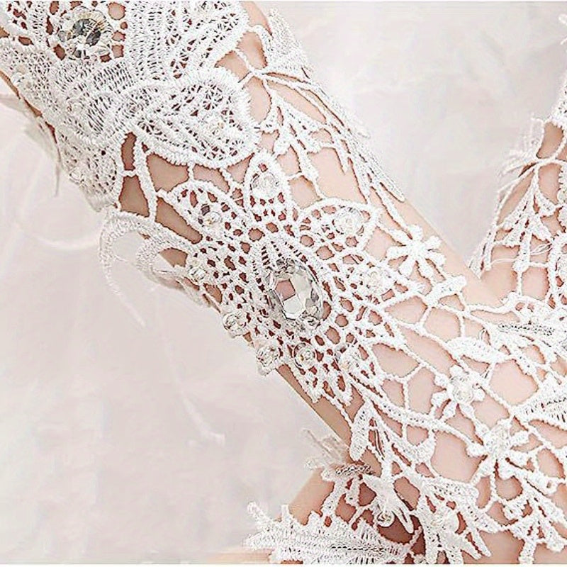 Ayollar uchun toʻqilgan nikoh qoʻllari, rhinestone aksentlari va bo'sh dizayni bilan